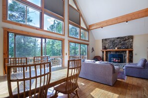 Smart TV, caminetto, videogiochi, lettore DVD