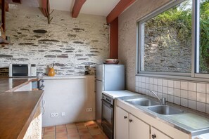 Fridge, microwave, oven, coffee/tea maker