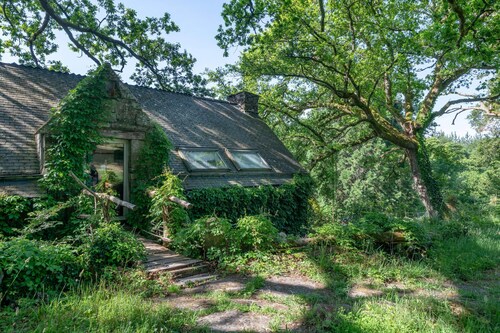 Typical cottage for 6 in the Breton countryside