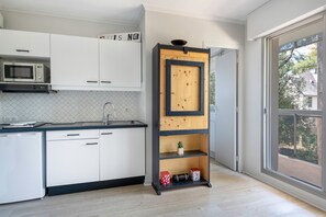 Réfrigérateur, micro-ondes, cafetière/bouilloire, grille-pain