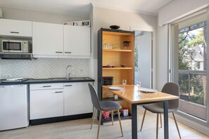 Réfrigérateur, micro-ondes, cafetière/bouilloire, grille-pain