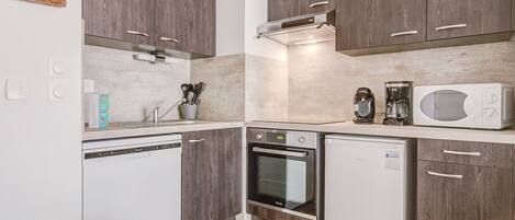 Réfrigérateur, micro-ondes, four, lave-vaisselle