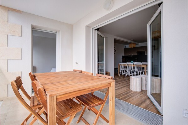 Outdoor dining - 600m from the beach, lovely flat for 6 (Lacanau)