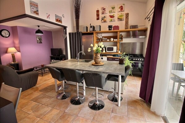 Réfrigérateur, micro-ondes, four, plaque de cuisson