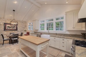 Fridge, microwave, oven, stovetop - 3831 Mar Rosas - Walk to Shops, Dining & the Beach (Carmel-by-the-Sea)