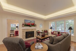 TV, fireplace, books - 3831 Mar Rosas - Walk to Shops, Dining & the Beach (Carmel-by-the-Sea)