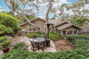 Outdoor dining - 3831 Mar Rosas - Walk to Shops, Dining & the Beach (Carmel-by-the-Sea)