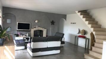 Televisio, takka, DVD-soitin