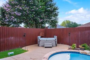 Outdoor spa tub - Modern and Luxury DFW Mansion with Backyard Oasis (Haltom City)