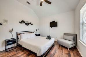 5 bedrooms, iron/ironing board, WiFi, bed sheets - Modern and Luxury DFW Mansion with Backyard Oasis (Haltom City)