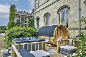 Outdoor spa tub - The Castle by Group Retreats (Castle Eden)