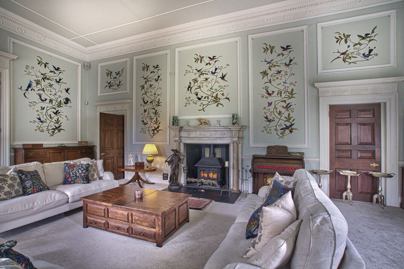 Télévision, cheminée, jeux vidéo, baby-foot