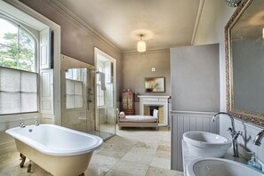 Kombination af bruser/badekar, håndklæder