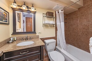 Chuveiro/banheira combinados, secador de cabelo, toalhas de banho 