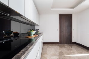 ラグジュアリー アパートメント | 専用キッチン | 冷蔵庫、電子レンジ、オーブン、コンロ