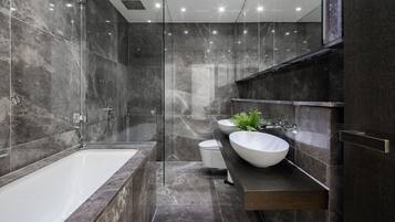 Luxury Apartment | Bathroom | Free toiletries, towels, soap, shampoo