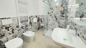 A bathroom with a toilet, bidet, shower, and sink. - Residenza Briati (Venice)