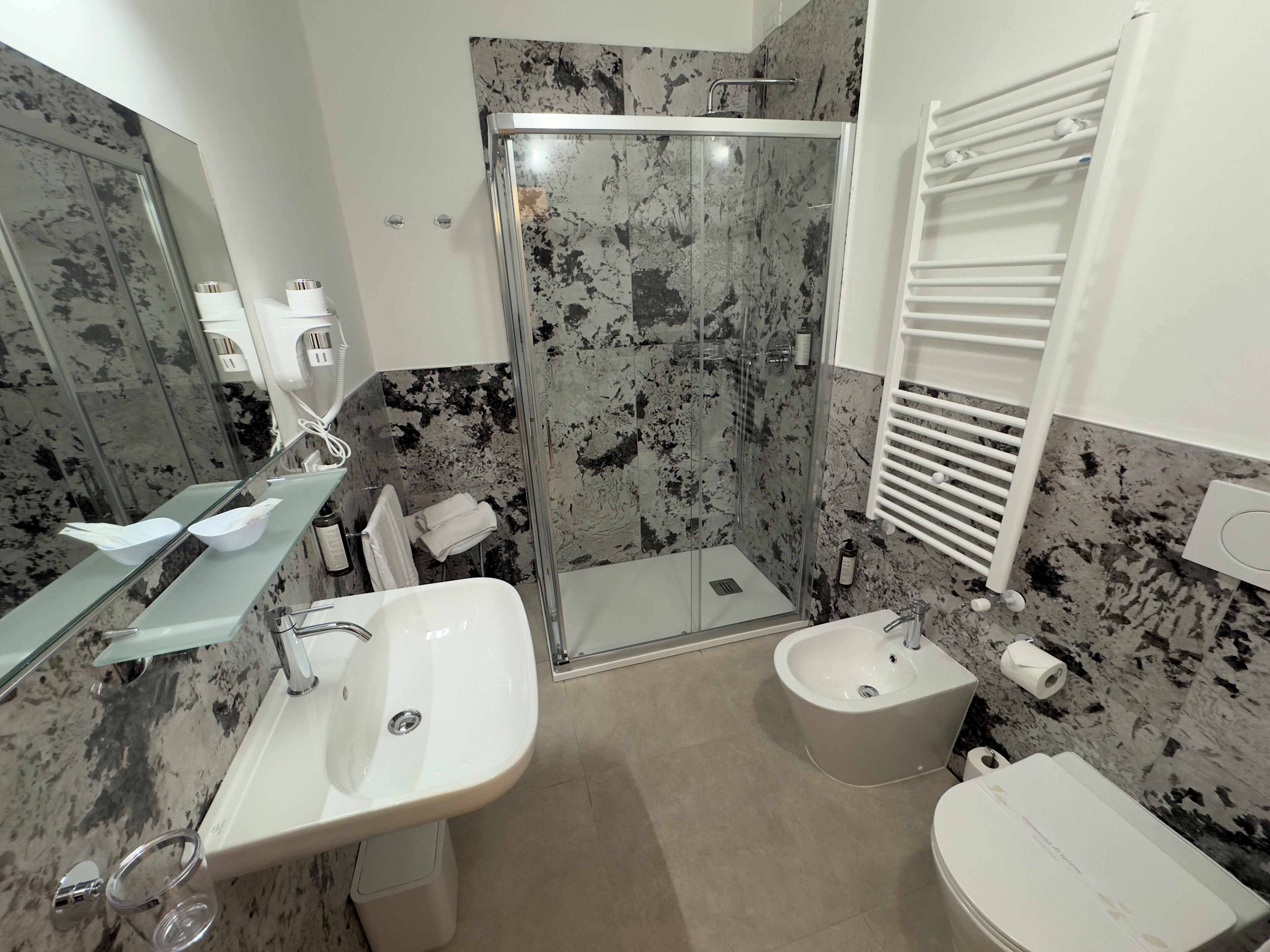 Dusche, Regendusche, Haartrockner, Handtücher