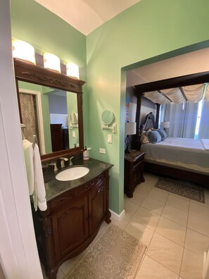 2 bedrooms, in-room safe, WiFi, bed sheets