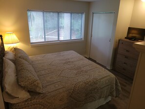 3 bedrooms, iron/ironing board, travel cot, free WiFi - Comfy Island House Villa - Just a Walk to the Beach & Coligny (Hilton Head Island)