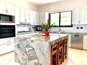 Køleskab, mikrobølgeovn, ovn, kogeplade