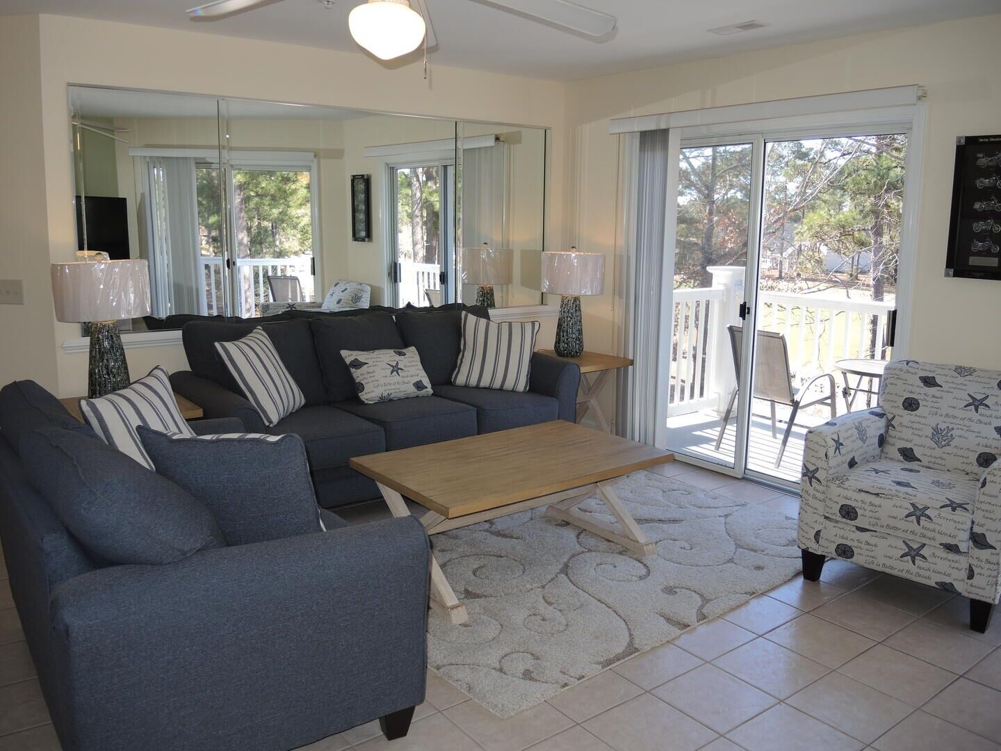 コンドミニアム 1 ベッドルーム | リビング エリア