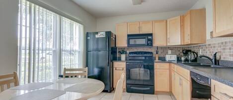 Private kitchen | Fridge, oven, coffee/tea maker, toaster
