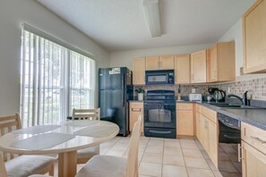 House, 4 Bedrooms | Private kitchen | Fridge, oven, coffee/tea maker, toaster - Willow's Southern Dunes Pool Home 4 Bedroom Home by RedAwning (Haines City)