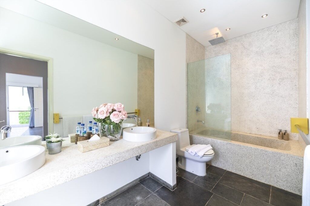 Villa, 3 chambres | Salle de bain | Articles de toilette gratuits, peignoirs, chaussons, serviettes fournies