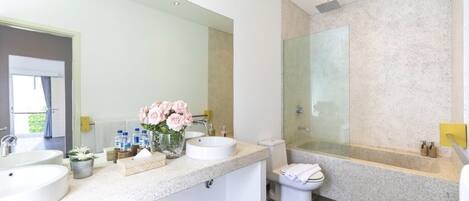 Villa, 3 Bedrooms | Bathroom | Free toiletries, bathrobes, slippers, towels