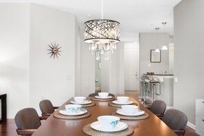 In-room dining - Luxury Oasis 3 Bedroom Condo by RedAwning (Orlando)