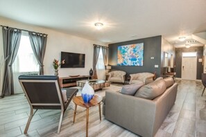 Villa, 6 habitaciones | Sala de estar | Televisión y futbolito