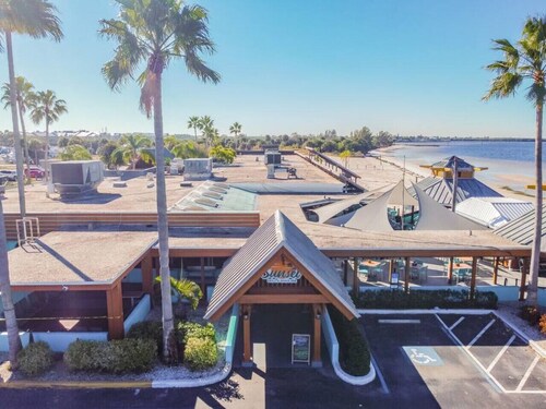 U513 Cool Vibes Ground Unit- Pools, Beach, Gym, Pier, Courts!