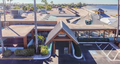 U513 Cool Vibes Ground Unit- Pools, Beach, Gym, Pier, Courts!