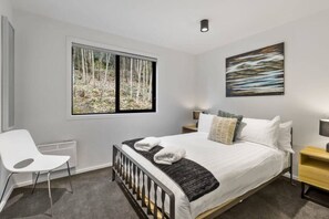 3 bedrooms, desk, iron/ironing board, travel crib