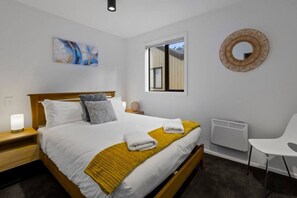 3 makuuhuonetta, työpöytä, silitysrauta/-lauta, vauvan matkasänky