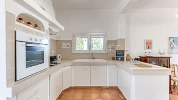 雪櫃、焗爐、電熱水壺、廚房用具/餐具/器皿