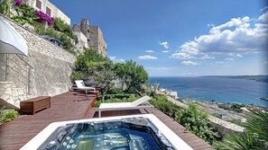 Outdoor spa tub - Outdoor jacuzzi in old town w/ fantastic sea view (Castro)