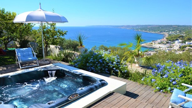 A hot tub with a clear view of the sea and a deck chair. - Outdoor jacuzzi in old town w/ fantastic sea view (Castro)