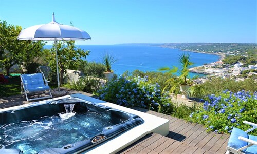 Jacuzzi dans la vieille ville avec jardin vue mer