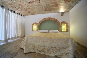 5 bedrooms, free WiFi - 5min walk to the sea: large house w/ little pool (Torre Vado)