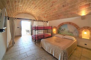 5 bedrooms, free WiFi - 5min walk to the sea: large house w/ little pool (Torre Vado)