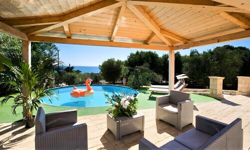 5mins à pied de la mer: grande maison avec piscine