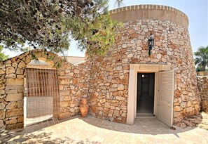 Exterior - Renovated estate w/ private pool 950m from the sea (Leuca)