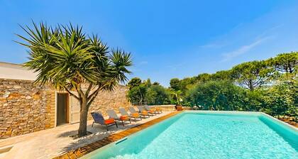 Renovated estate w/ private pool 950m from the sea