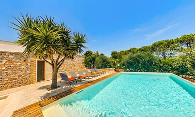 Renovated estate w/ private pool 950m from the sea