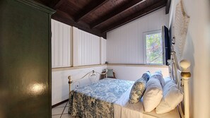 3 bedrooms, free WiFi - Charming house w/ private sea access & jacuzzi (Marittima)