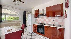 Fridge, oven, dishwasher, electric kettle - Charming house w/ private sea access & jacuzzi (Marittima)