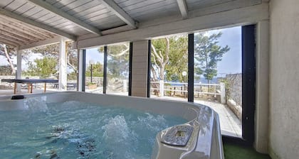 Charming house w/ private sea access & jacuzzi