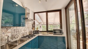 Frigorifero, forno, bollitore elettrico, pentole/stoviglie/utensili
